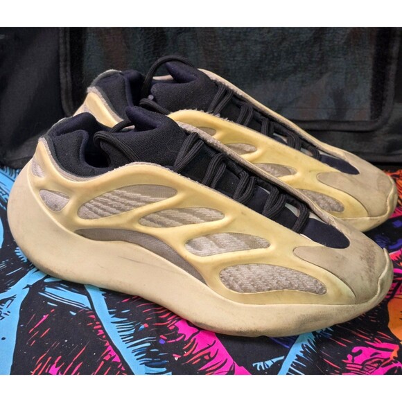 Adidas Yeezy 700 V3 Safflower - Picture 1 of 7